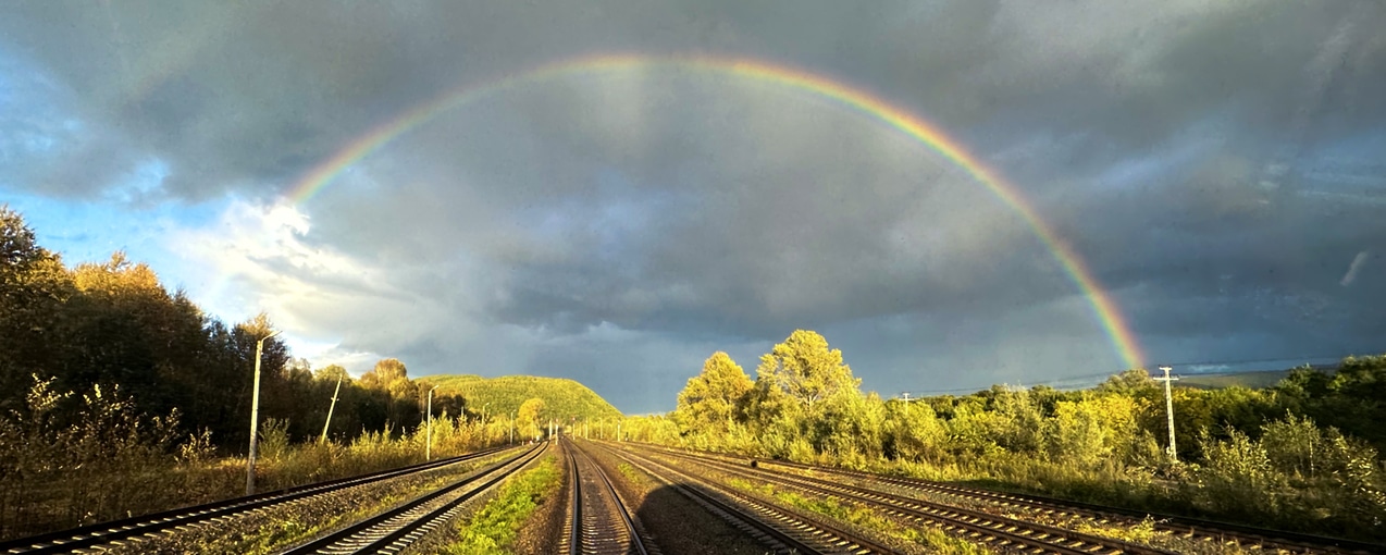 Радуга на фоне железнодорожных путей